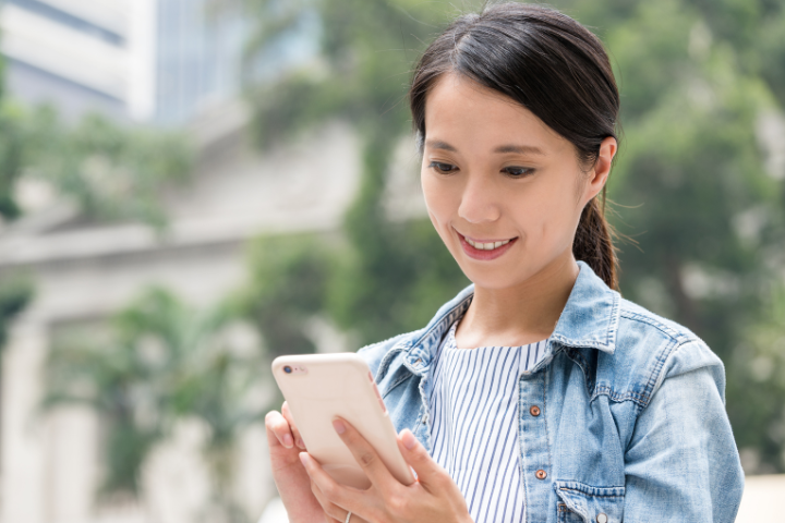 woman play phone