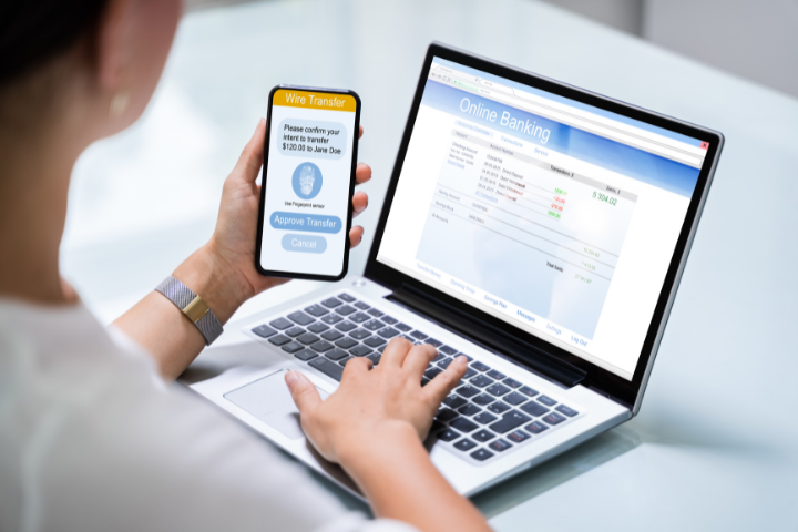 woman play web app