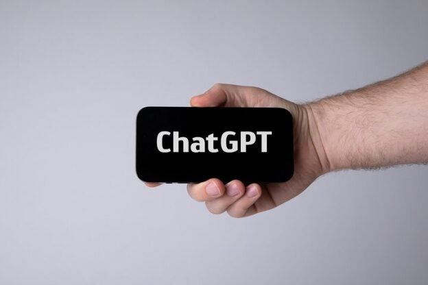 มือถือสมาร์ทโฟนที่แสดง ChatGPT