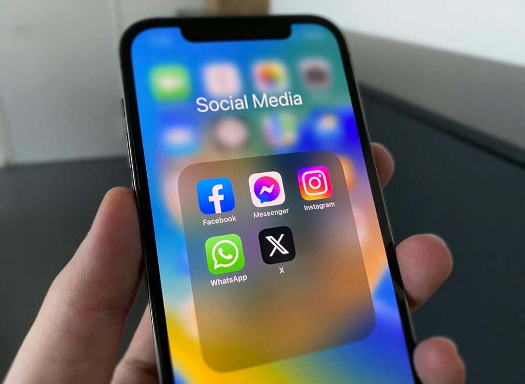โทรศัพท์แสดงแอป Facebook และ Instagram